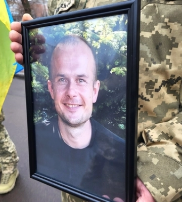 Не встиг узяти на руки новонароджену донечку: у Ковелі попрощалися з воїном Василем Сорокою 