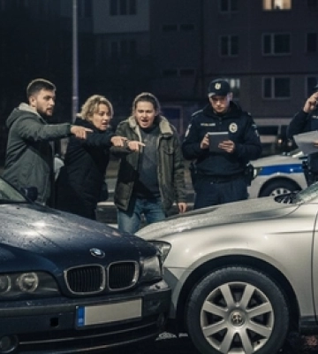 У Луцьку мешканці двору самі спіймали водійку-втікачку, яка протаранила сусідське авто