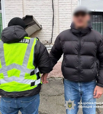 У Києві поліцейські затримали дебошира, який вчинив бійку просто у вагоні потягу метро
