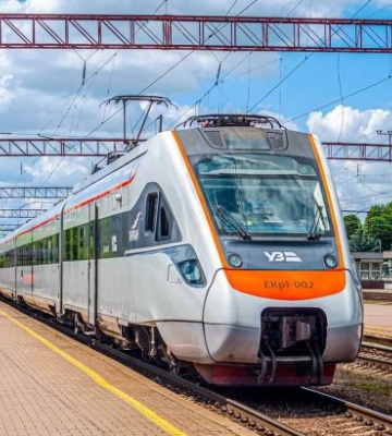 Поблизу Коростеня зійшли з рейок вантажний і пасажирський поїзди: рух залізниці ускладнений