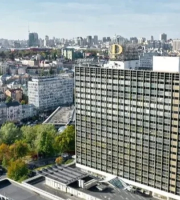 Связан з российским олигархом. Банк Тигипко продаст за долги отель в центре Киева