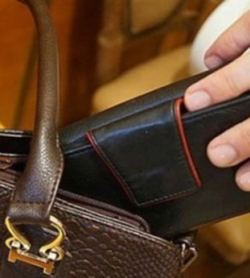 У Луцьку в жінки поцупили з сумки гаманець із доларами