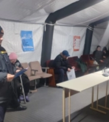 Офіцери-рятувальники навчають мешканців Арцизу правилам безпеки у пунктах обігріву