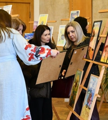 Художниця разом із Рівненською обласною лікарнею зібрали для ЗСУ майже півсотні тисяч гривень