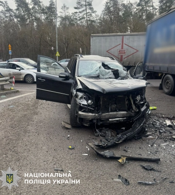 У Києві внаслідок зіткнення фури та легковика загинув підліток та постраждали четверо людей. ФОТО