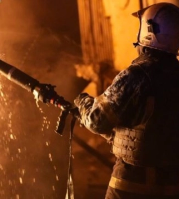 У порту «Південний» через обстріли РФ загорілися контейнери з борошном та олією