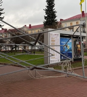 Біля драмтеатру у Чернігові невідомі повалили Менору
