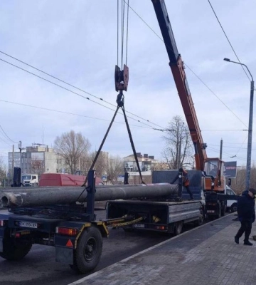 На Луцькому кільці в Рівному замінили аварійні опори контактної мережі
