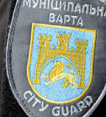 Наїзд автомобіля на працівника муніципальної варти у львівському парку