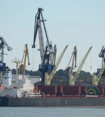 У порту «Південний» після атаки РФ загорілися близько 30 ємностей із борошном й олією – Кулеба