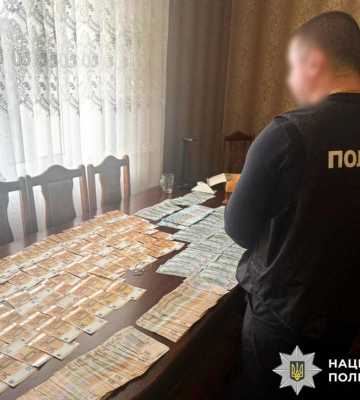 2500 доларів за «вирішення» земельного питання: на Рівненщині викрили підприємця на хабарі