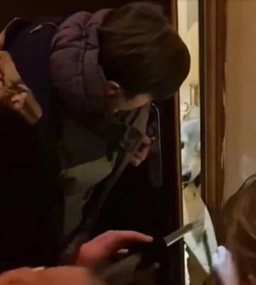 На столичній Оболоні з квартири вилучено вовка, який напав на власницю (відео)