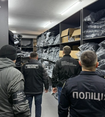 На Львівщині викрили ділків, яке підробляли одяг відомих брендів