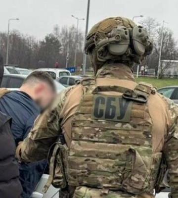 Трьох мешканців Львівщини викрили на торгівлі автоматами Калашникова
