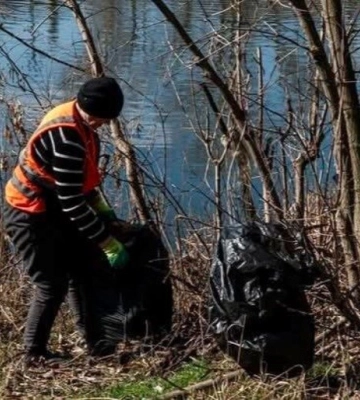 У Полтаві біля готелю Турист прибрали і вивезли близько 120 сміттєвих баків