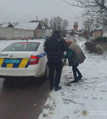 Йшла без взуття: поліцейські допомогли пенсіонерці на Харківщині