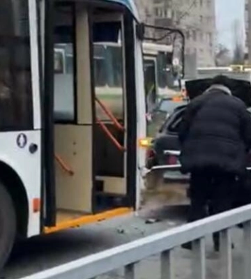 Тролейбус протаранив колону авто: ДТП паралізувала рух у Дніпрі