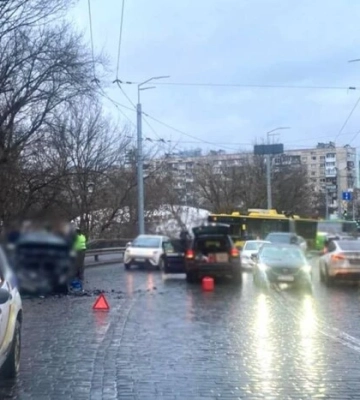 Лобове зіткнення на Подільському узвозі: рух транспорту ускладнено (відео)