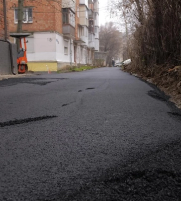 У Чернівцях на вулиці Головній завершили ремонт одного з міжбудинкових проїзду