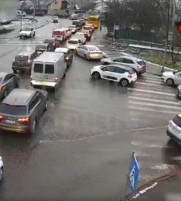 У Києві покарали водія маршрутки, який об'їхав затор зустрічною смугою — відео