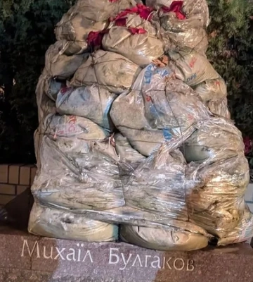 Демонтаж памятника Булгакову в Киеве: где теперь будут хранить скульптуру