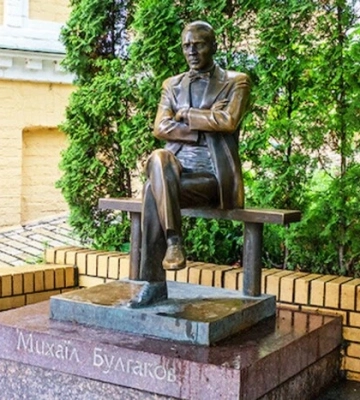 Булгаков на Андріївському узвозі: демонтаж пам’ятника спровокував палку дискусію в мережі