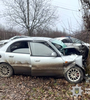 На Хмельниччині юний водій спрямував автівку у... дерево, троє його пасажирів у лікарні