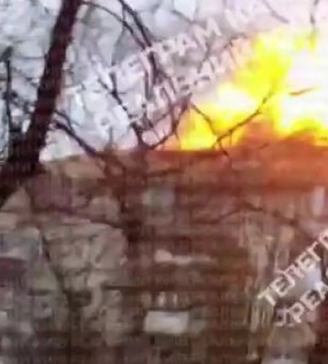 Момент падіння та вибуху російського дрона-камікадзе "Shahed" біля будинку у Києві. ВIДЕО