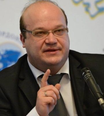Ми маємо 28 угод про оборону і жодної гарантії, що ці країни за нас заступляться, – Валерій Чалий