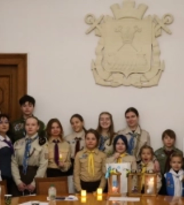 Миколаївській міській раді передали Вифлеємський вогонь миру