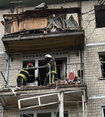 У Святошинському районі Києва уламки впали біля будинку. Є поранені