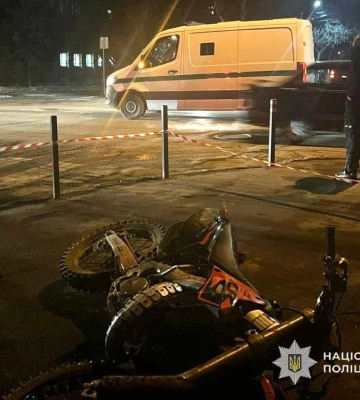 В Ужгороді сталася ДТП за участі мікроавтобуса та мотоцикла — травмований неповнолітній водій двоколісного