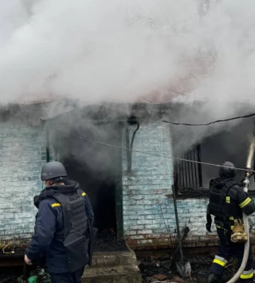 На Харківщині горів будинок через удар БпЛА 