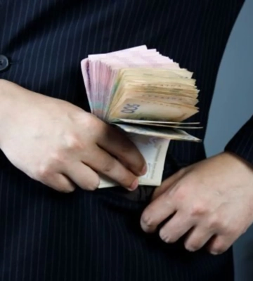 Посадовець із Дніпра привласнив понад 3 млн на відновленні житла після обстрілів