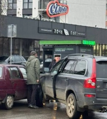 В Ужгороді біля «Сільпо» зіткнулися два легковики (ФОТО)