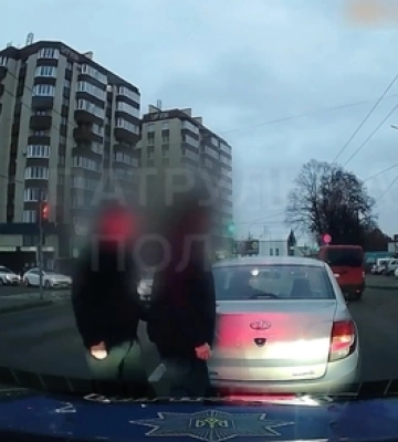 У Луцьку вліпилися дві автівки: ви здивуєтеся, що зробили патрульні (відео)