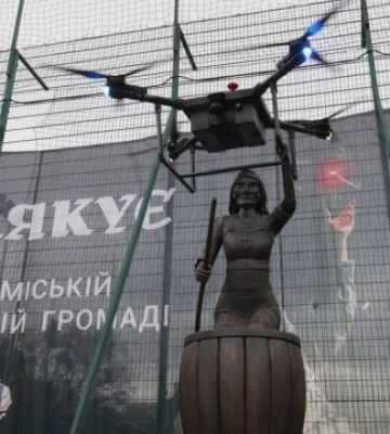 На Київщині відкрили пам'ятник дрону-бомбардувальнику «Баба Яга»