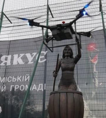 На Київщині відкрили пам'ятник дрону-бомбардувальнику «Баба Яга»