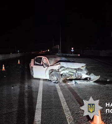 На Київщині легковик Acura на трасі врізався у перешкоду: до лікарні потрапили двоє людей