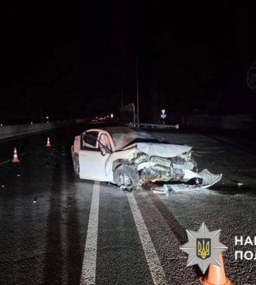 На Обухівщині водій Acura врізався у бетонний відбійник: двоє постраждалих госпіталізовані