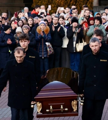 На могиле Гиги посадили "молоду яворину" – поклонники сомневаются, что это именно то дерево. Видео