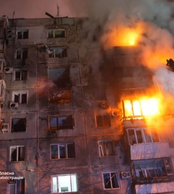 У Запоріжжі внаслідок атаки російського безпілотника спалахнула пожежа у багатоповерхівці, є поранені
