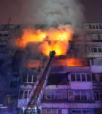 У Запоріжжі внаслідок атаки російського безпілотника спалахнула пожежа у багатоповерхівці, є поранені