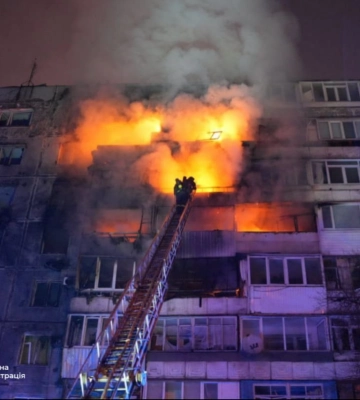 Російський дрон влучив у багатоповерхівку Запоріжжя: виникла пожежа, є поранені (Відео)