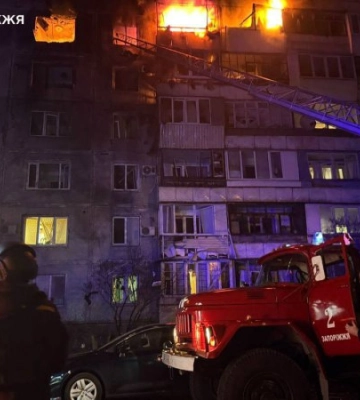 Російський безпілотник влучив у багатоповерхівку Запоріжжя. Є постраждалі