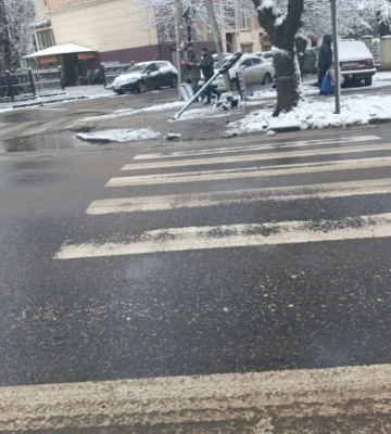 У Чернівцях на Садовій знесли світлофорний стовп