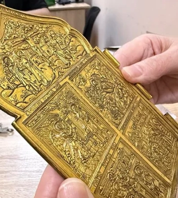 Ікона та порцеляна. Митниця передали українським музеям 13 культурних цінностей 17−20 століть