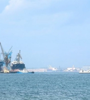В Чёрное море вытекла нефть из-за ударов РФ по порту Южный