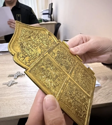 Икона и фарфор. Таможня передали украинским музеям 13 культурных ценностей 17−20 веков