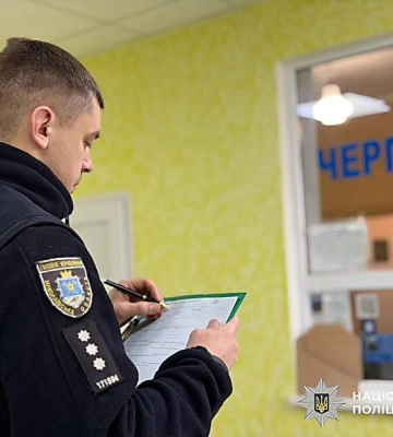 Зняла відеоролик у поліцейській формі з «пістолетом»: У Миколаєві притягнули до відповідальності 17-річну дівчину